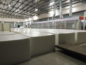 Máquina de formação de espuma do pulverizador automático da baixa pressão para a espuma do sofá e do colchão do poliuretano