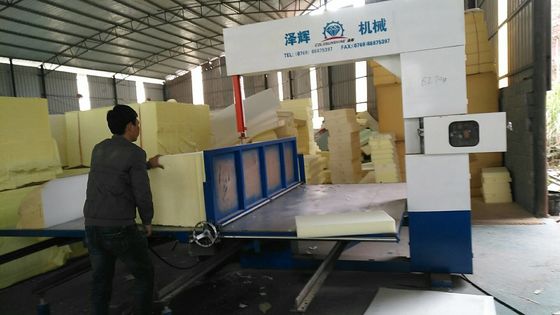 Máquina de corte de espuma vertical elétrica com controlo PLC para processamento de EVA e EPE